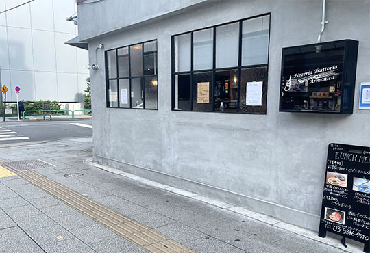 3.少し進んで右手のピザ屋さんに沿って右折